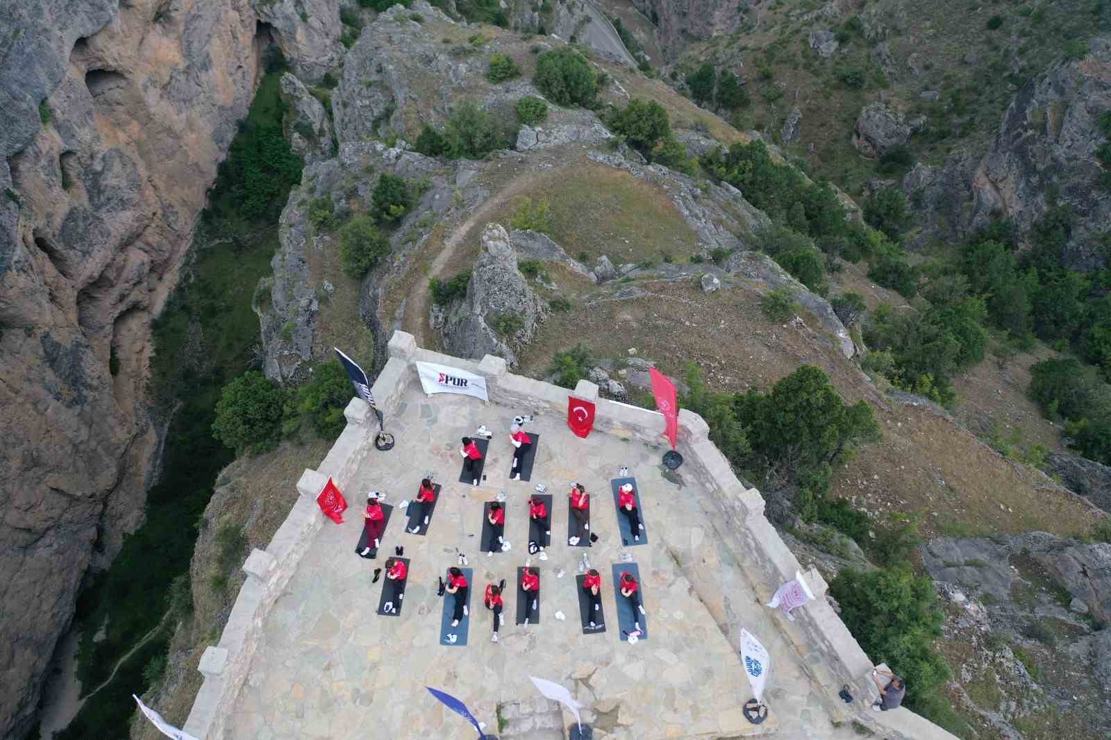 cehennem-deresi-kanyonu-nda-dunya-yoga-gunu-etkinligi