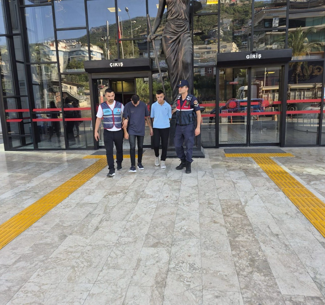 alanya-da-ayakkabi-magazasindan-hirsizlik-yapan-2-supheli-tutuklandi