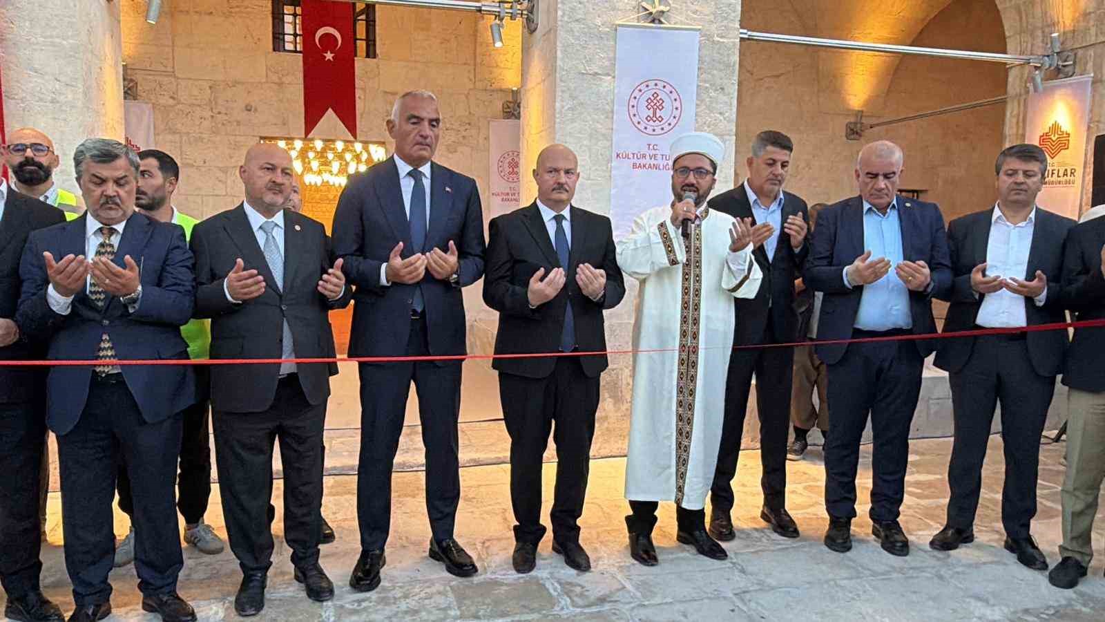 depremde-hasar-goren-tarihi-musalla-camii-yeniden-ibadete-acildi