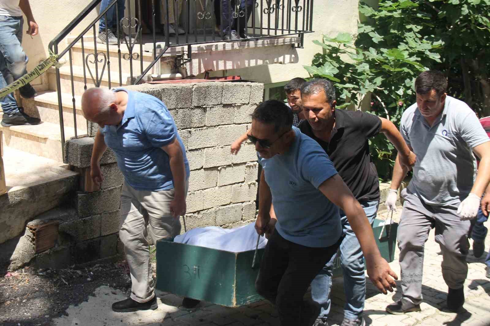 antalya-da-41-yasindaki-adam-evinin-bahcesinde-olu-bulundu