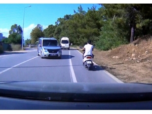 İki Araç Kafa Kafaya Çarpıştı: 2 Yaralı