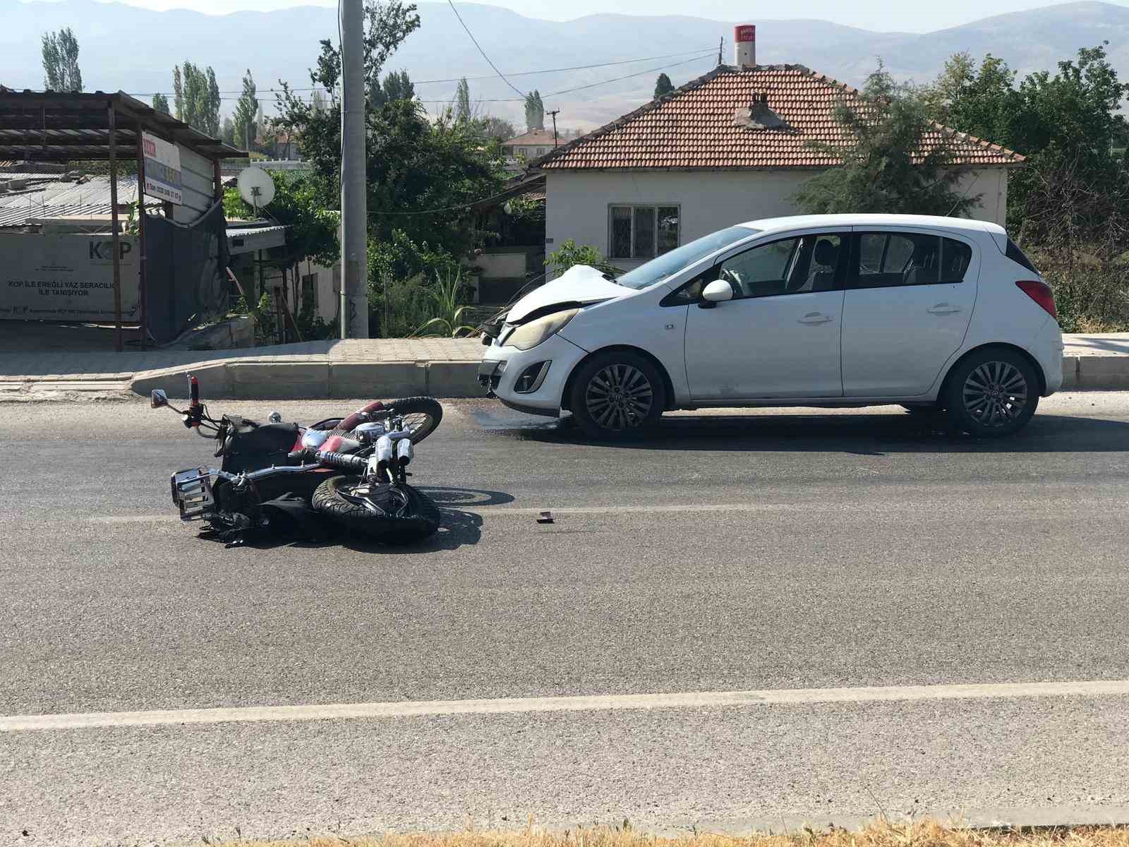 otomobilin-carptigi-motosikletin-surucusu-agir-yaralandi