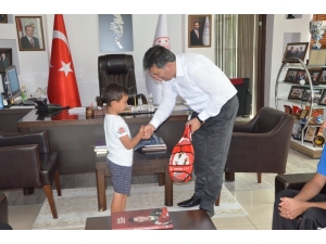 İl Müdürü Eskici’nden Minik Tenisçiye Raket Hediyesi