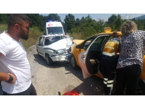 İki Otomobil Kafa Kafaya Çarpıştı: 2 Yaralı