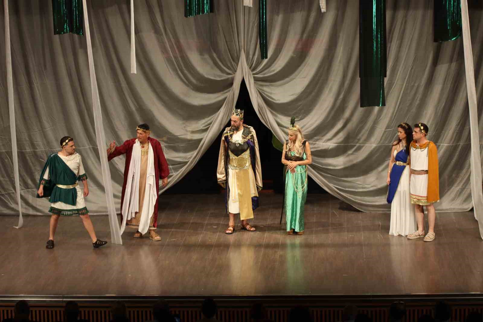 egiad-tiyatro-kulubu-nden-anlamli-gece