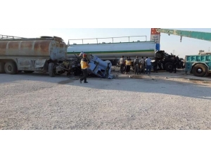 Türkiye Ve Suriye Plakalı Tırların Çarpışma Anı Kamerada: 2 Yaralı