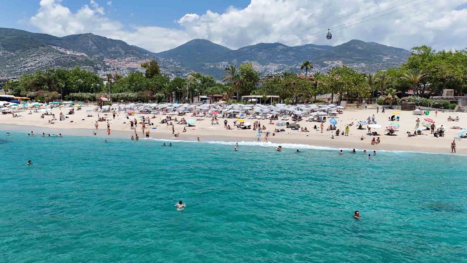 alanya-da-hava-sicakligi-30-dereceyi-gordu-turistler-sahile-kostu
