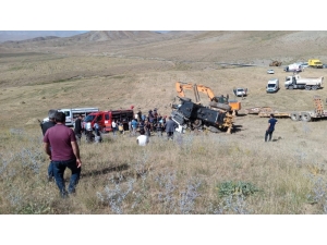 Greyder Yüklü Tır Şarampole Yuvarlandı: 4 Yaralı