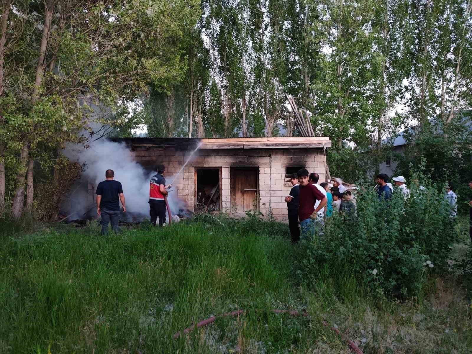 ercis-te-odunluk-yangini