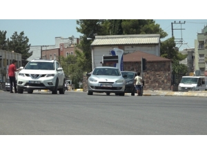 Çocuklar Araçların Arasına Dalıp Su Satmaya Çalışıyor