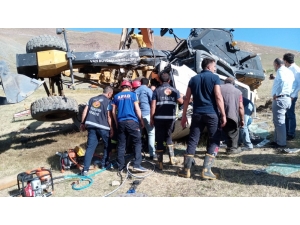 Tırda Sıkışan Yaralı, 3 Saatlik Çalışma Sonucu Kurtarıldı