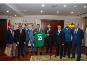 Şampiyon Basketbol Takımından Bakan Pakdemirli’ye Forma