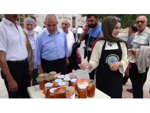 Tuzlucalı Kadınlar Yaptıkları Kaysı Reçelinin Kars’ta Satışını Yaptı