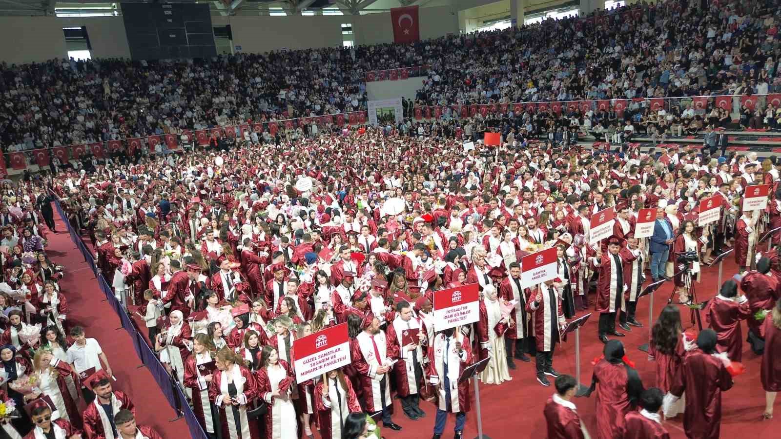hitit-universitesi-nde-mezuniyet-coskusu