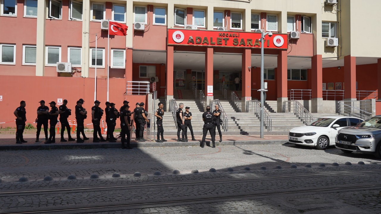 adliye-onunde-cinayetle-biten-husumetin-durusmasi-goruldu
