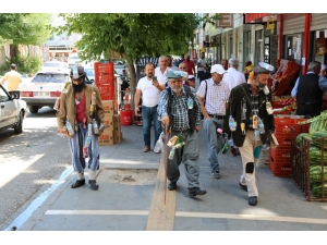 Çevre Kirliliğine Dikkat Çekmek İçin Vücutlarına Astıkları Çöplerle Sokakları Gezdiler