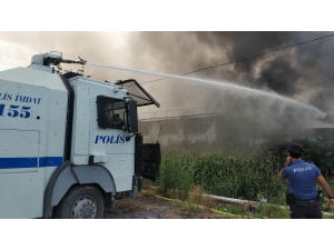 Samsun’daki Mağaza Yangınını Söndürme Çalışmasına Toma’lar Da Destek Verdi