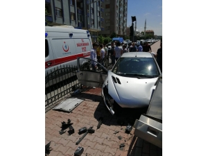 Duvara Çarpan Otomobilin Kaza Anı Araç Kamerasında