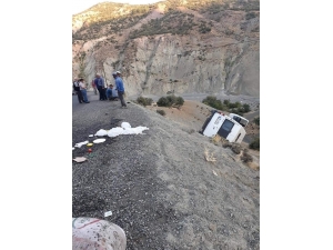 Minibüs Şarampole Yuvarlandı: 10 Yaralı