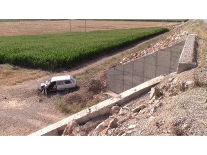 Otomobil Şarampole Uçtu: 1 Yaralı