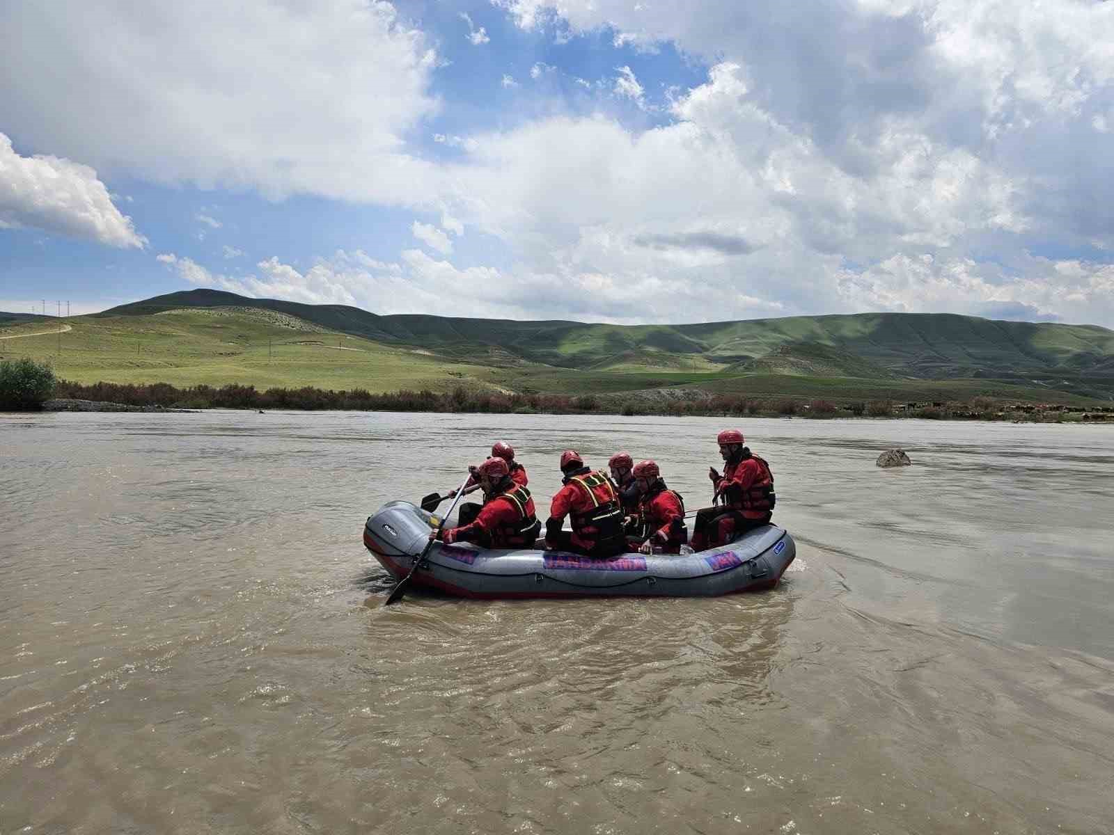 aras-nehri-nde-kaybolan-coban-101-personel-tarafindan-araniyor