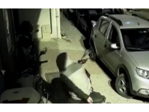 Saniyeler İçerisinde Motosiklet Çalan Hırsızlar Kamerada