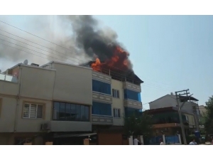 3 Katlı Binanın Çatısı Alev Alev Yandı