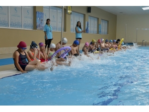 Tepebaşı’ndan Çocuklara Karne Hediyesi