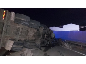 D-650 Karayolunda Tomruk Yüklü Kamyonet Devrildi: 1 Yaralı