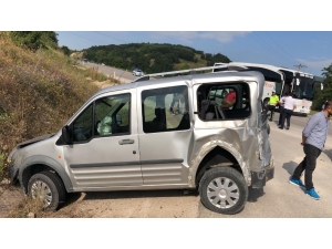 Yolcu Otobüsü Kamyonetle Çarpıştı: 2 Yaralı