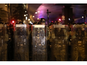 Hong Kong’da Binlerce Kişi Yeniden Sokaklarda