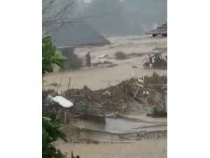 Ayağından Yaralanan Kadını Sel Sularına Kapılmaktan Vatandaşlar Kurtardı