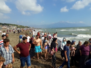 Samandağ Denizi’nde 1 Günde 8 Kişi Boğulma Tehlikesi Geçirdi