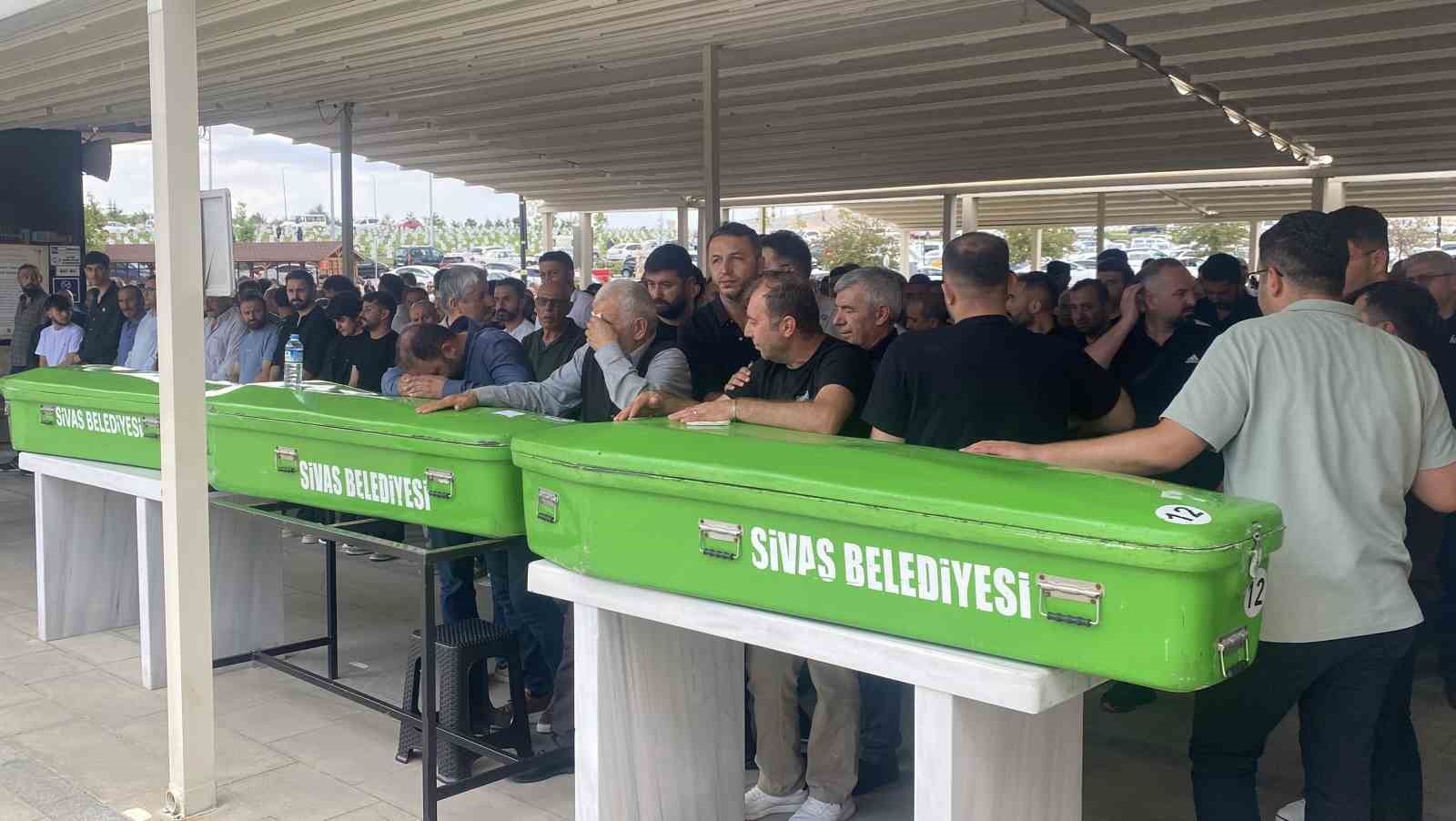 minibus-kazasinda-hayatini-kaybeden-3-kisi-son-yolculuguna-ugurlandi