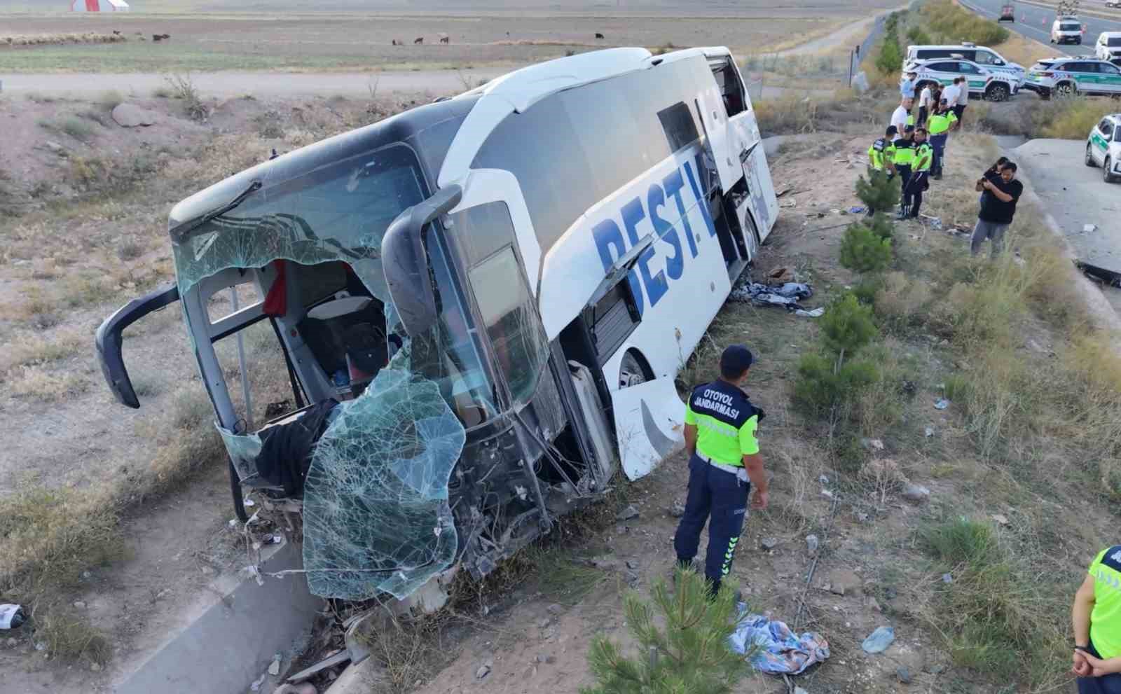 aksaray-da-yolcu-otobusu-sarampole-devrildi-44-yarali