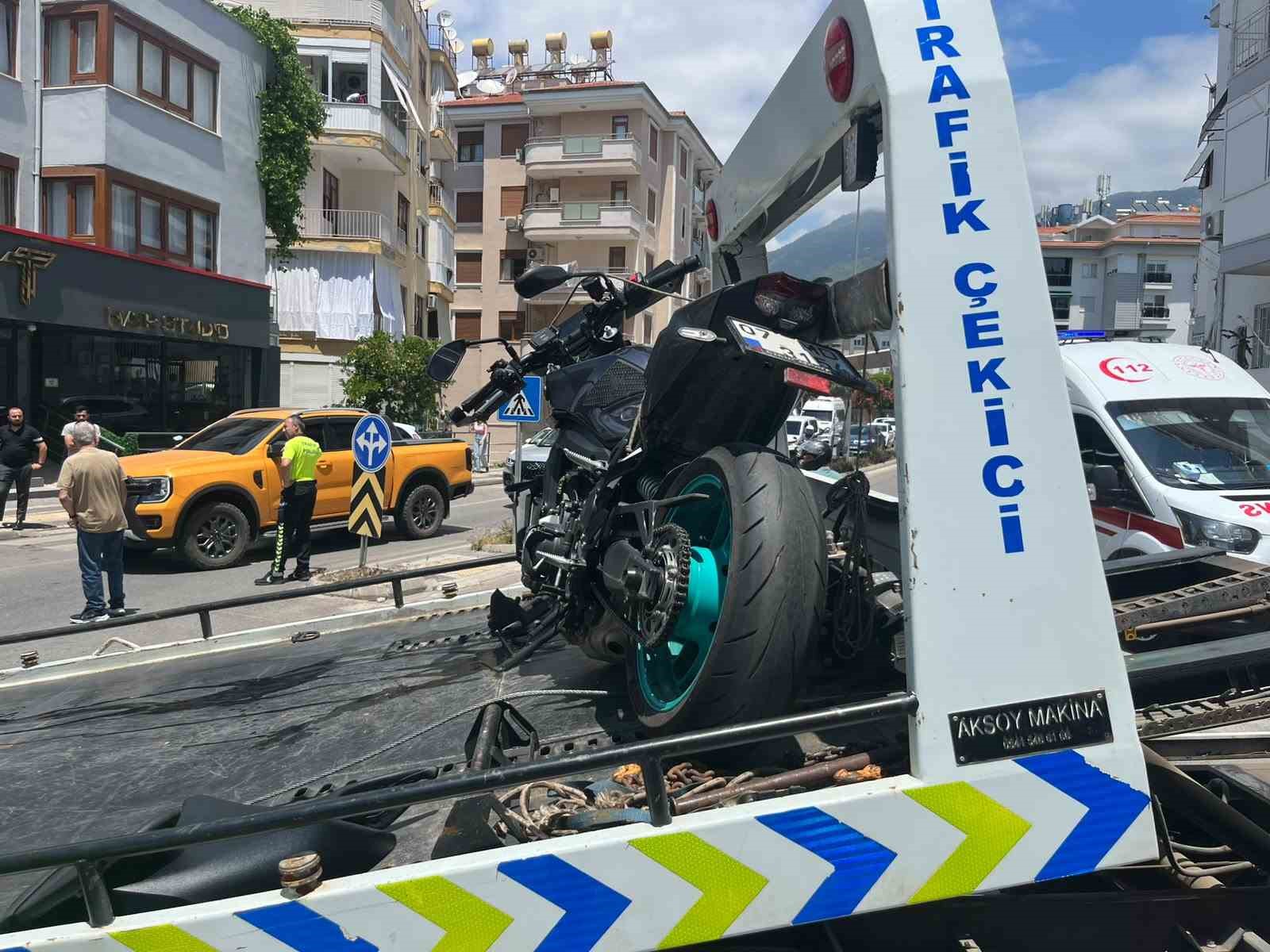 alanya-da-motosiklet-ile-otomobil-carpisti-1-yarali
