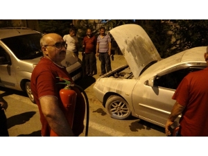 Yanan Araç Mahalleliyi Sokağa Döktü