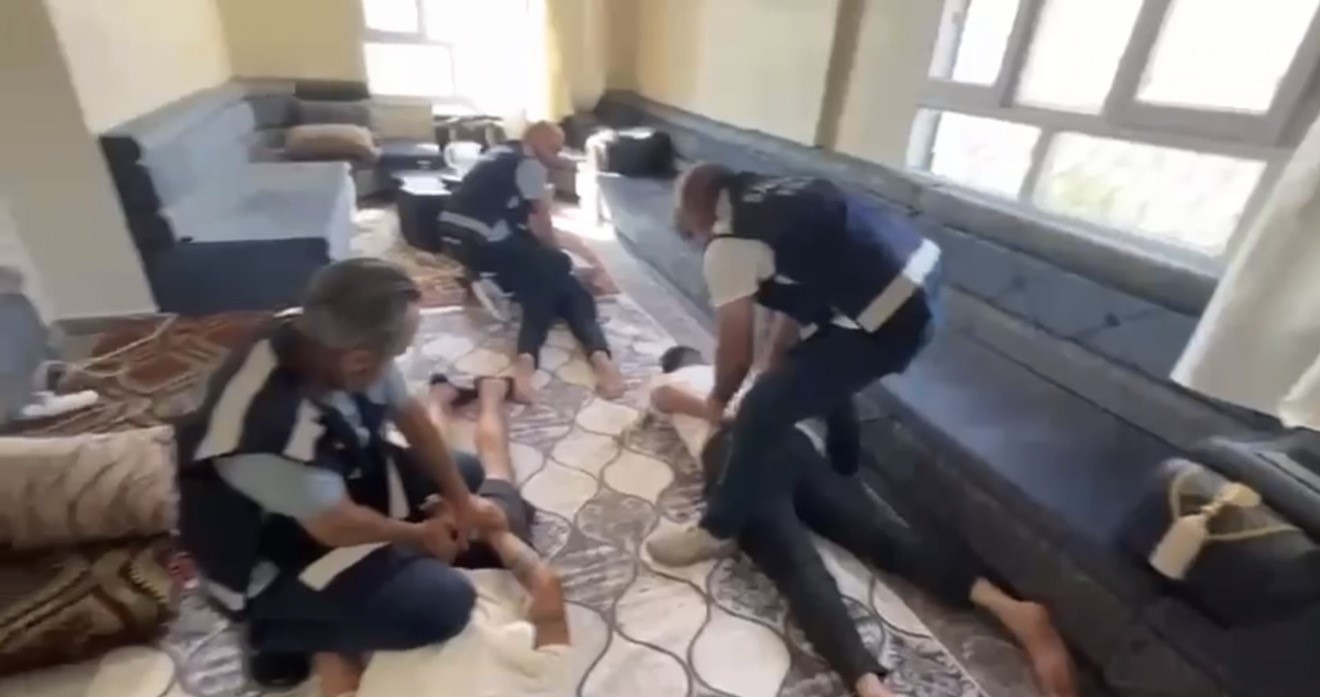 aglayan-kadini-fark-eden-samsun-polisi-izi-sanliurfa-daki-bag-evine-kadar-surdu-2-milyon-329-bin-liralik-dolandiricilik-yapanlar-yakalandi