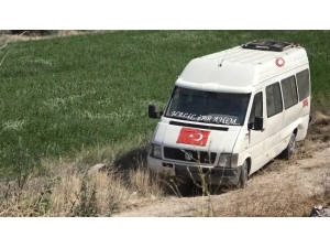 Minibüs Şarampole Devrildi: 2 Yaralı