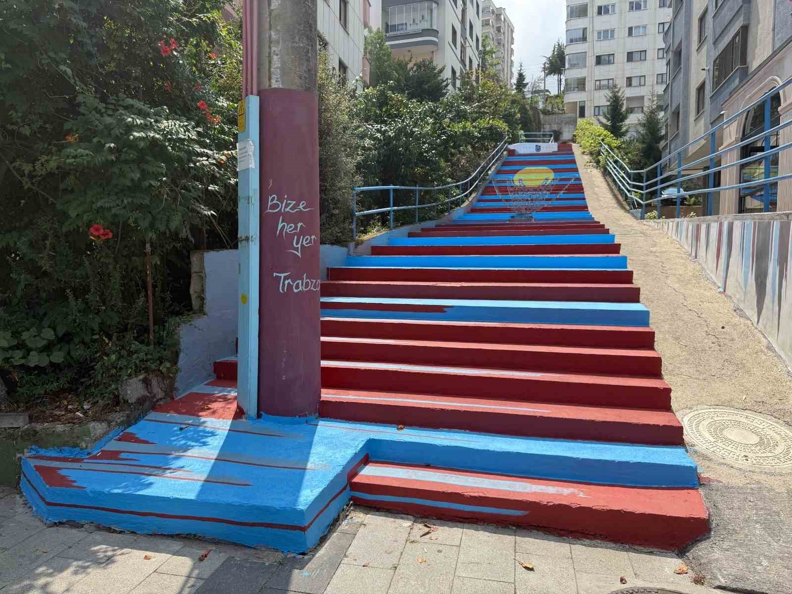 trabzon-da-kaldirimlar-bordo-maviye-boyaniyor