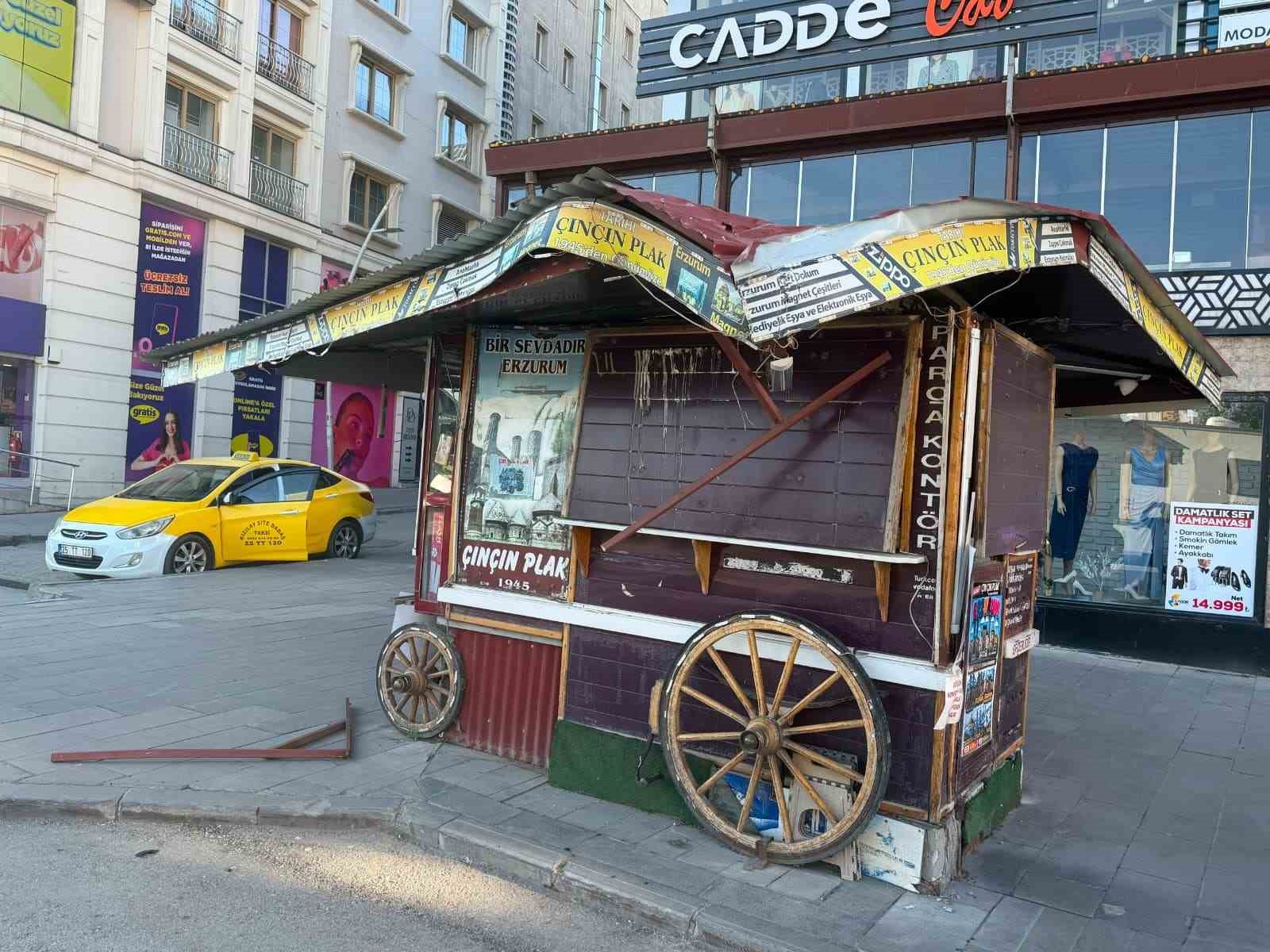 tarihi-bufe-otobus-carpmasiyla-hasar-gordu