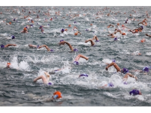 Boğaz İçi Kıtalararası Yüzme Yarışlarında Kulaç Attı