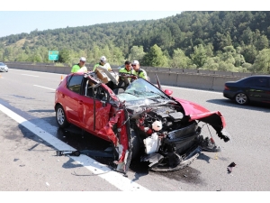 Tıra Arkadan Çarpan Otomobil Hurdaya Döndü: 2 Yaralı