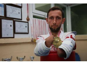 Kollarını Kaybettikten Sonra Hayata Spor İle Tutundu