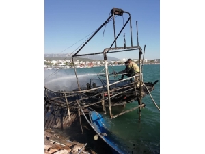 İzmir’de Gezi Teknesi Alev Topuna Döndü, 3 Tekneyi Daha Yaktı