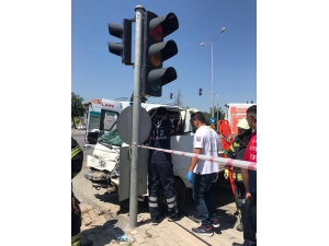 Trafik Işığı Direkleri Faciayı Önledi: 2 Yaralı