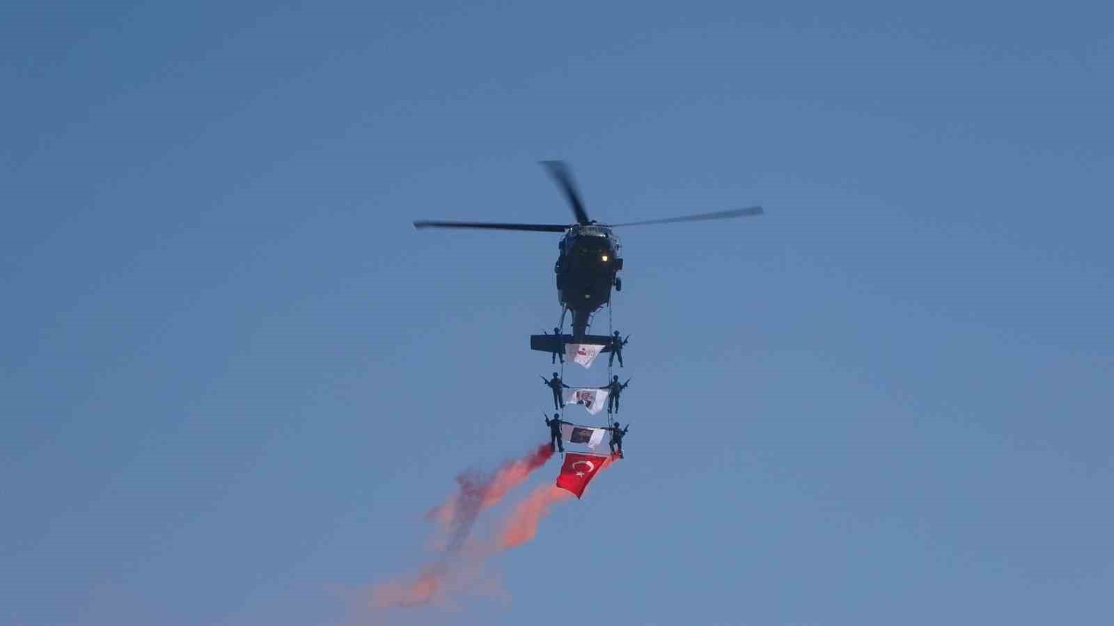 malazgirt-te-jandarma-helikopterlerinin-gosterisi-nefes-kesti