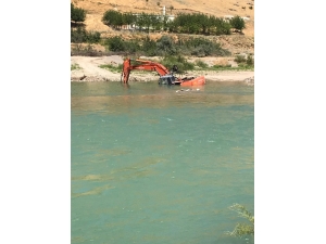 İş Makinesi Dere Yatağında Suya Gömüldü