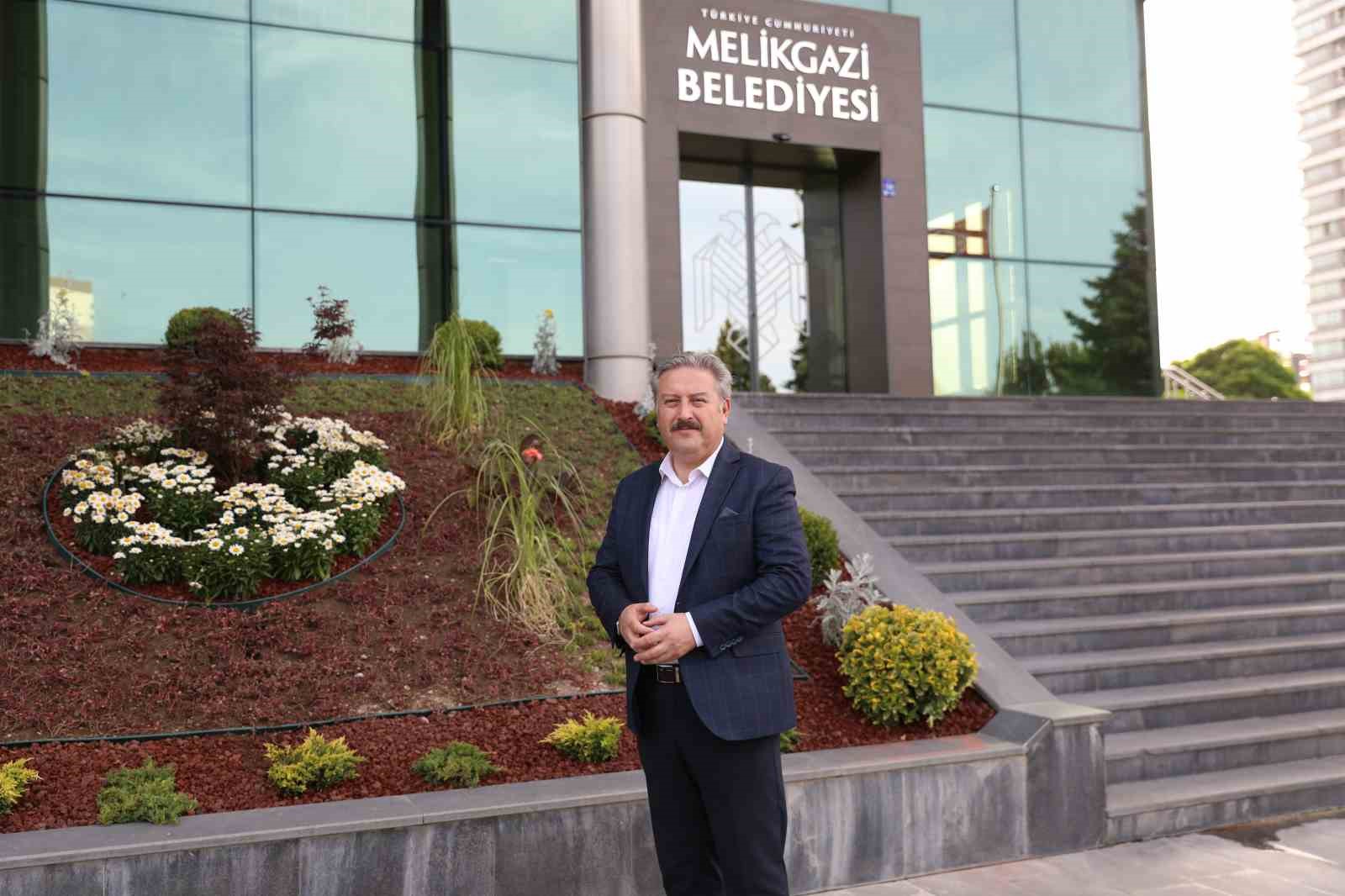 baskan-palancioglu-yildirim-beyazit-ta-yeni-ortaokul-icin-butona-basti