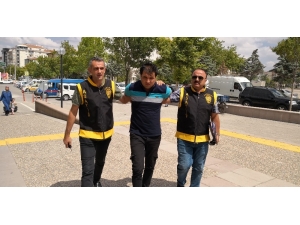 Birlikte Yaşadığı Kadını 10 Yerinden Bıçaklayıp Ağır Yaraladı